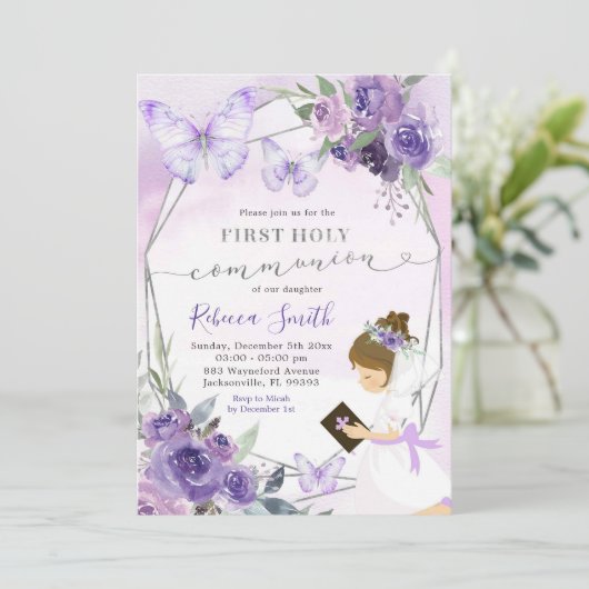 Paarse Bloemen Knielen Meisje Eerste Heilige Commu Kaart (Staand voorkant)