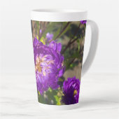 Paarse bloemen latte mok (Rechterhoek)