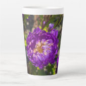 Paarse bloemen latte mok (Voorkant)