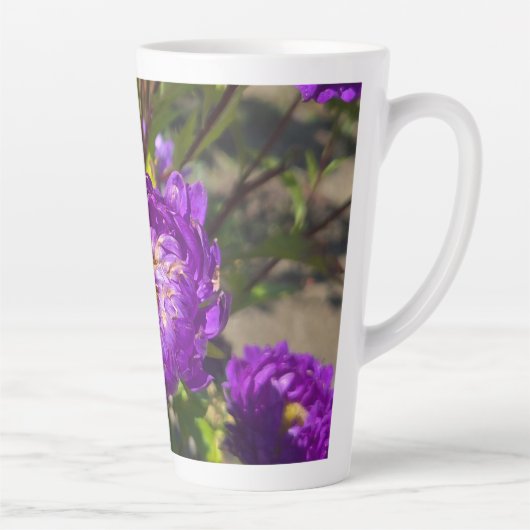 Paarse bloemen latte mok (Rechts)