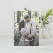 Paarse bloemen net getrouwd bruidspaar foto aankondiging (Staand voorkant)