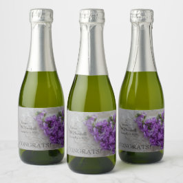 Paarse bloemen op de plaats sparkling wijnetiket