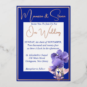Paarse Bloemen op Koninklijk Blauwe & Witte Huweli Folie Uitnodiging