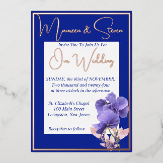Paarse Bloemen op Koninklijk Blauwe & Witte Huweli Folie Uitnodiging