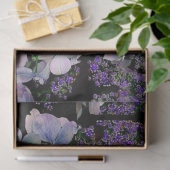 Paarse bloemen op zwart achtergrondweefsel tissuepapier (Geschenk)