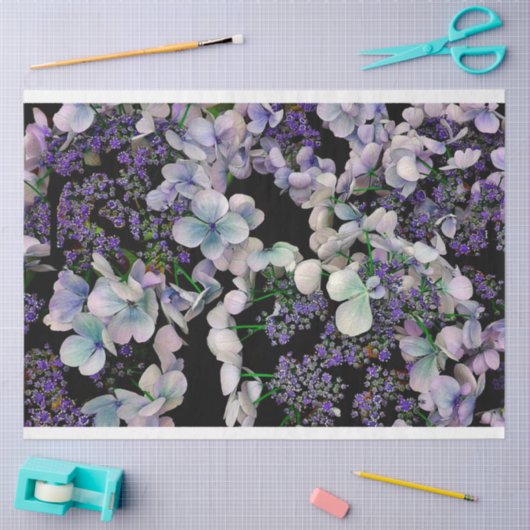 Paarse bloemen op zwart achtergrondweefsel tissuepapier (Craft)