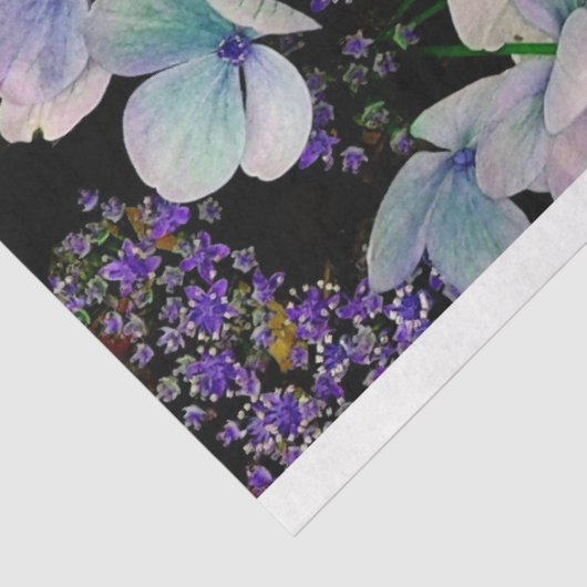 Paarse bloemen op zwart achtergrondweefsel tissuepapier (Detail)