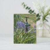 Paarse bloemen rondom waterspuug briefkaart (Staand voorkant)