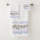   Paarse Bloemen Ruffled Border Bad Handdoek (Insitu)