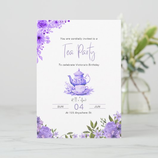 Paarse Bloemen Tea Party Verjaardagsuitnodiging Kaart (Staand voorkant)