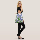 Paarse bloemen, vergeet me niet wilde bloem tote bag (Op model)