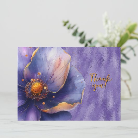 Paarse Bloemen Vergroot op Glanzende Paarse Dank u Bedankkaart (Staand voorkant)