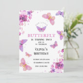 Paarse bloemen vlinders Baby verjaardagsuitnodigin Kaart (Staand voorkant)