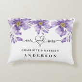 Paarse bloemen witte meneer mevrouw namen accent kussen (Achterkant)