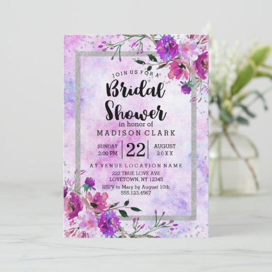 Paarse Bloemen & Zilveren Bruidsdouche Uitnodiging (Staand voorkant)