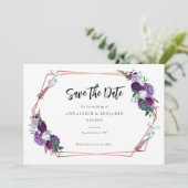 Paarse bloemenbloesem Elegant Script bruiloft Save The Date (Staand voorkant)