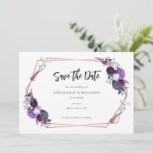 Paarse bloemenbloesem Elegant Script bruiloft Save The Date (Staand voorkant)