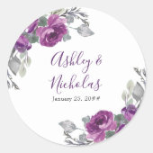 Paarse bloemenelegante bruid en bruidegom naam ronde sticker (Voorkant)