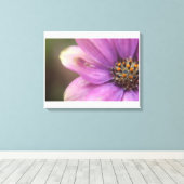 Paarse bloemenfotografie canvas afdruk (Insitu (Houten vloer))