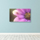 Paarse bloemenfotografie canvas afdruk (Insitu (Houten vloer))