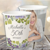 Paarse bloemengroene blaadjes 50e verjaardag Foto Papieren Bekers