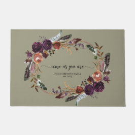 Paarse bloemenkrans komen als je welkom bent deurmat