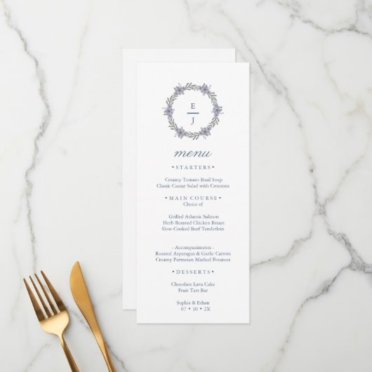 Paarse bloemenkranstrouwkaart met monogram menu (Voorkant / Achterkant in situ)