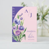 Paarse bloemenmonogram elegante blush roze bruilof RSVP kaartje (Staand voorkant)