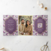 Paarse bloemenpatroon QR-code Indiase bruiloft Drieluik Uitnodiging (Binnen)