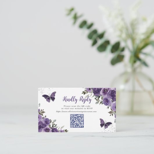 Paarse Bloemenvlinders Quinceañera QR Code RSVP Informatiekaartje (Staand voorkant)