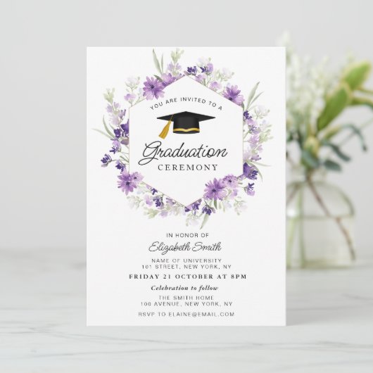 paarse bloemige afstuderen ceremonie uitnodiging (Staand voorkant)