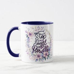 Paarse bloemige stop en ruik aan de bloemen mok