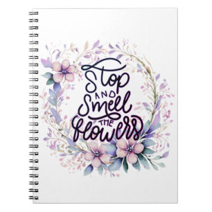Paarse bloemige stop en ruik aan de bloemen notitieboek