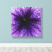 Paarse bloemmacrofotografie canvas afdruk (Insitu (Houten vloer))