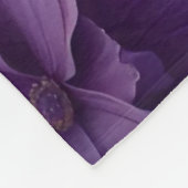 Paarse bloemmotief op een witte achtergrond fleece deken (Hoek)