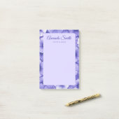 Paarse bloempatroonrand elegante scriptnaam post-it® notes (Op bureau)