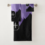 Paarse bloempitten voor ultraviolet zwart Monogram Bad Handdoek (Insitu)