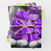 Paarse bloemplaten inpakpapier vel (In situ)