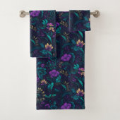Paarse bloesems en Blauwgroen bladeren Bad Handdoek (Insitu)