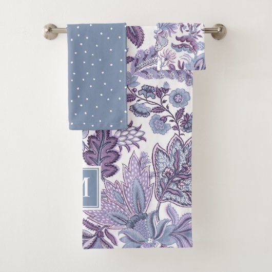 Paarse Boho Floral Monogram Bad Handdoek (Insitu)