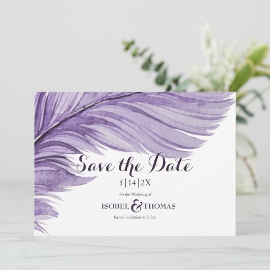 Paarse Boho Waterverf Whimsical Feather Wedding Save The Date (Staand voorkant)