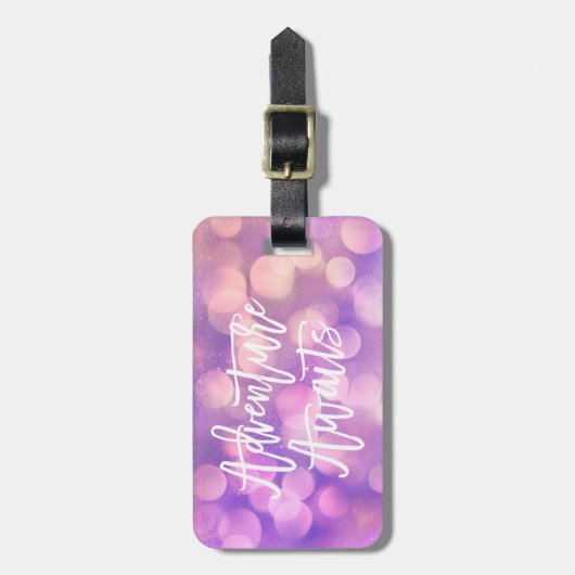 Paarse Bokeh en Typografie | avontuurtijd Bagagelabel (Voorkant verticaal)