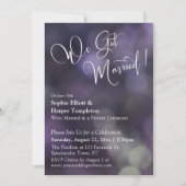 Paarse Bokeh Licht & "We zijn getrouwd" Typografie Kaart (Voorkant)