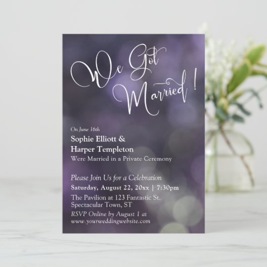 Paarse Bokeh Light & "We hebben een huwelijk" Typo Kaart (Staand voorkant)