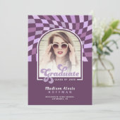 Paarse boog verwrongen geruite retro Afstuderen Aankondiging (Staand voorkant)