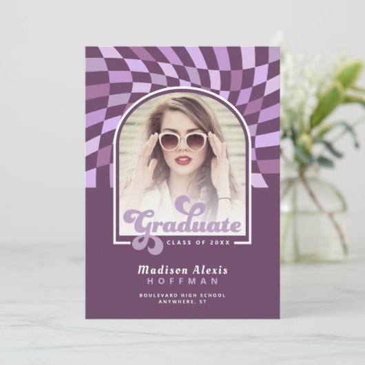 Paarse boog verwrongen geruite retro Afstuderen Aankondiging (Staand voorkant)