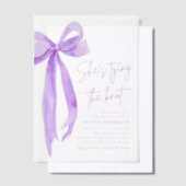 Paarse boog Ze bindt de knoop Vrijgezellenfeest Vellum Uitnodigingen (Offset)