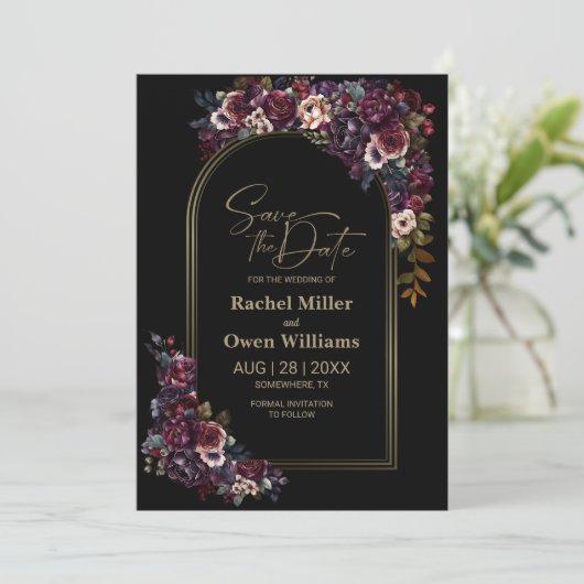 Paarse bordeaux zwart bloemenboog bruiloft save the date (Staand voorkant)