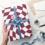 Paarse Bourgogne Trouwcollectie Geruit Cadeaupapier<br><div class="desc">Moderne bohemien donker bourgogne rode kleur thema bruiloft producten. Immergroene retro trendy vervormde ruiten ontwerp,  vervormde geruite papieren borden in mooie elegante en chic donker bourgogne rode en witte kleur.</div>