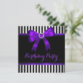 Paarse Bow Black White Striged Birthday Party Kaart (Staand voorkant)